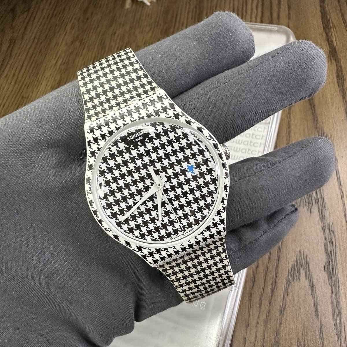 NEW✓ LIMITED✓ Swatch CHICKEN RUN White Black Print
