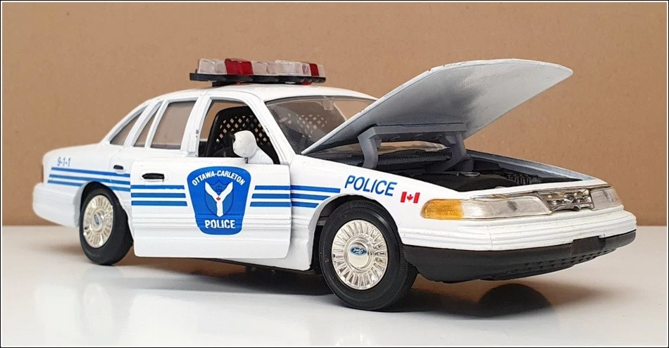 Motormax escala 1/24 76102BA - Ford Crown Victoria Police - Ottowa Foto 4 de 4