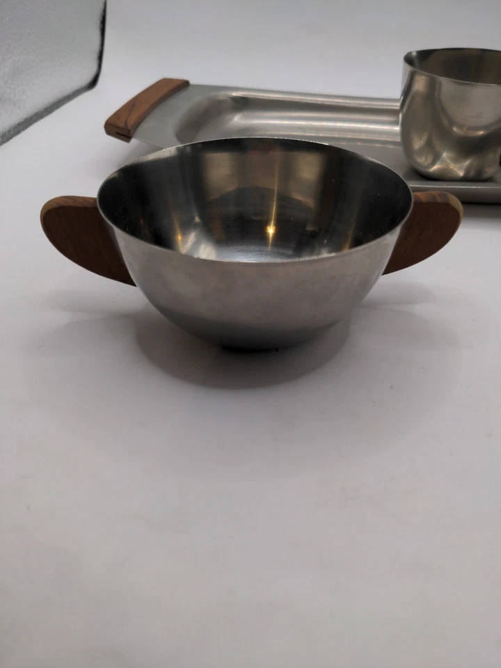 Juego de crema y azúcar danesa de acero inoxidable y madera de teca MCM de colección con placa base Foto 3 de 4