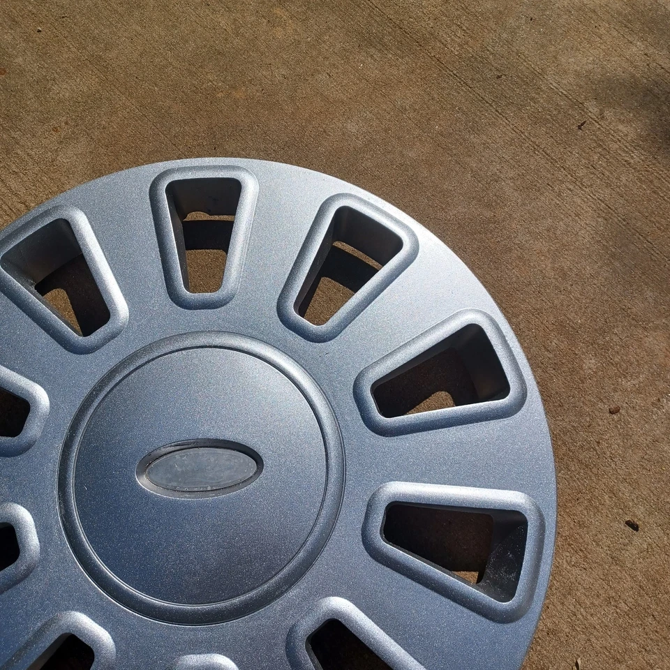 Ford Crown Victoria hubcap 2006-2011, fits 17" rim p/n 7W731130AE 7050 repainted - Image 3 of 4