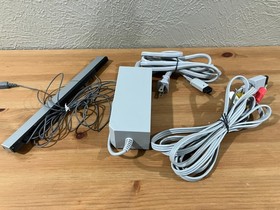 Nintendo Wii Console Bundle RVL-001 USA White, Controllers, Charger, Sensor Bar