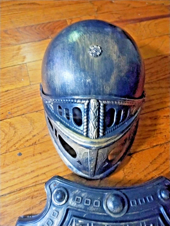 Dragon Warror Casco Dorado Espada Escudo Disfraz Infantil Plástico Foto 2 de 4