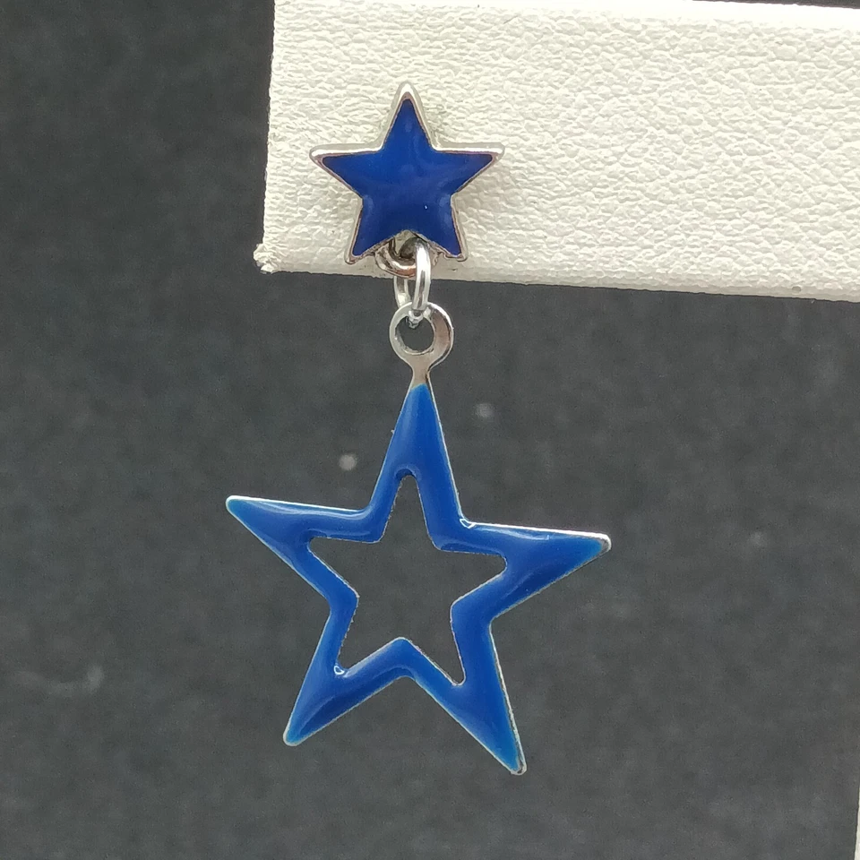 Lote de 2 Pares Pendientes Perforados Rojo Azul Esmalte Tono Plata Estrella Cuelga 1 1/4" Foto 4 de 4