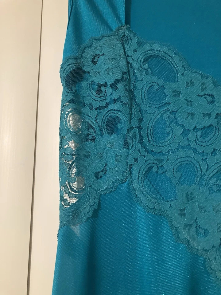 Vestido de noche largo vintage suave NY Moments encaje y lazo verde azulado talla pequeña. Foto 4 de 4