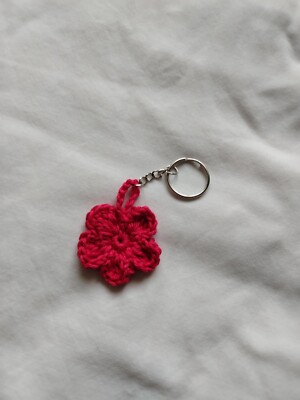 Handgefertigter gehäkelter Blumen Schlüsselanhänger - 1'' Durchmesser geteilter Ring, rot