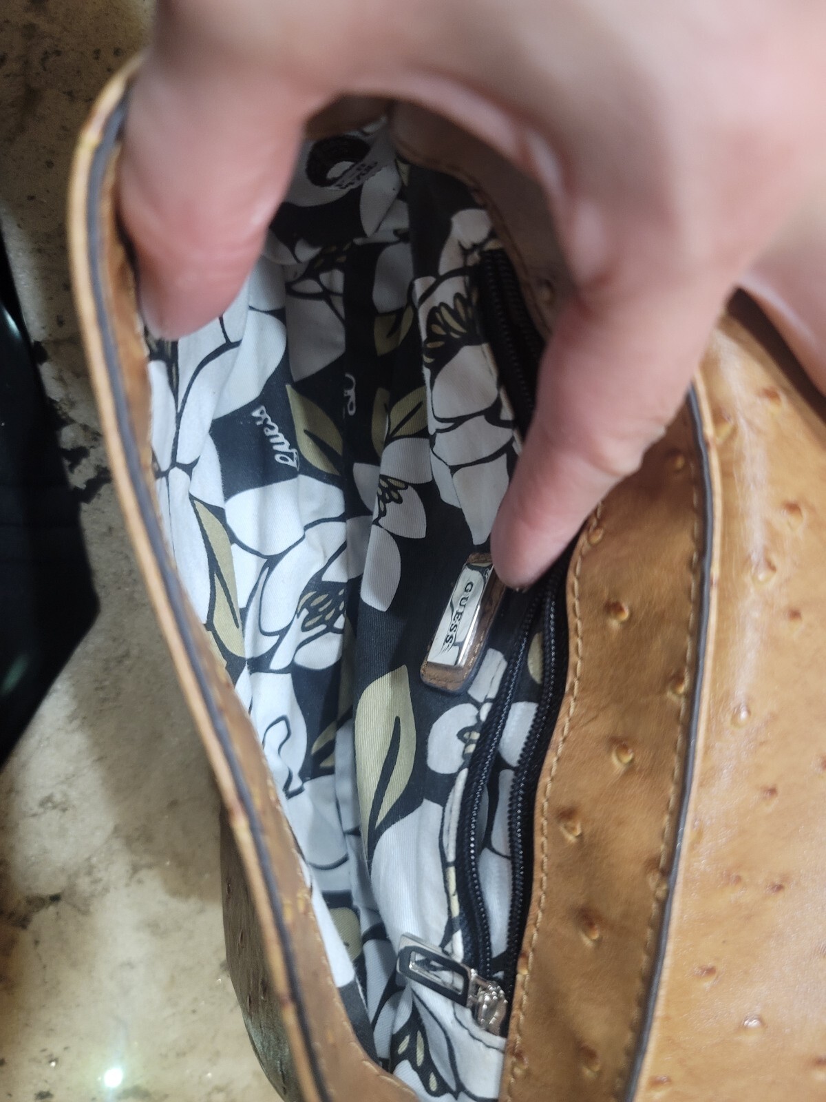 Guess handbag Ostrich Pattern - image 3