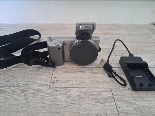 SONY NEX-5 HD 14.2MP MIRRORLESS DIGITAL CAMERA BODY With Charger