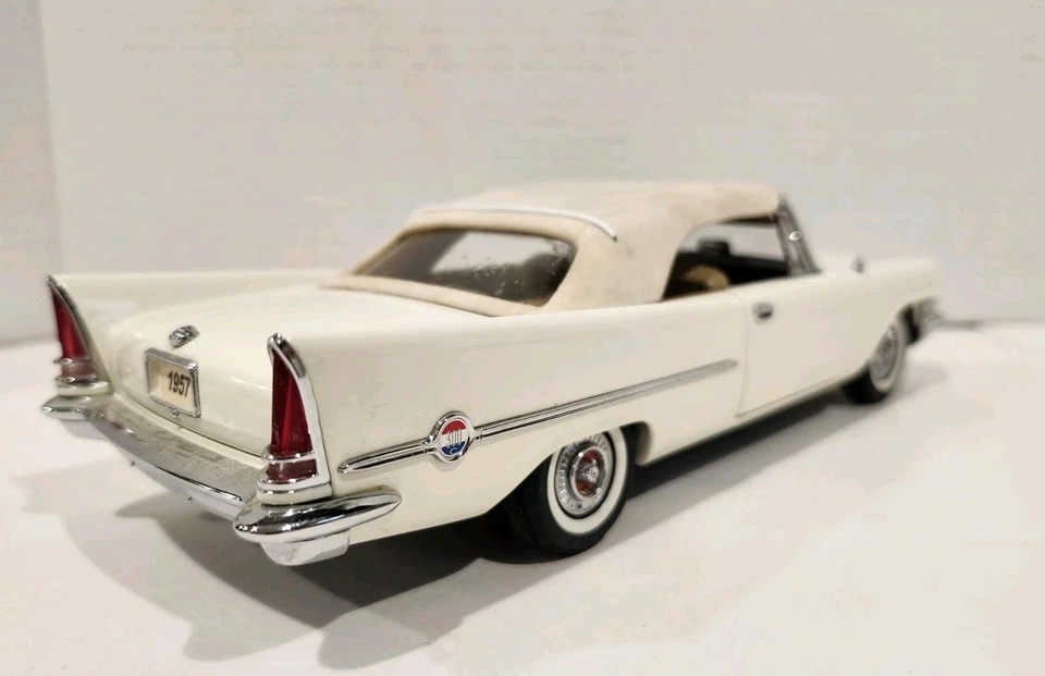 DANBURY MINT 1957 CHRYSLER 300C CONVERTIBLE MODEL 1:24 SCALE DIE CAST - Image 2 of 4