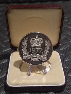 1977 Queen Elizabeth II Silver Jubilee 40mm Chunky Medallion & Case Approx 46g