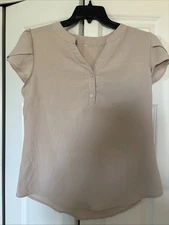 Betsey’s Boutique Women Size M Beige Short Sleeve Top V Neck