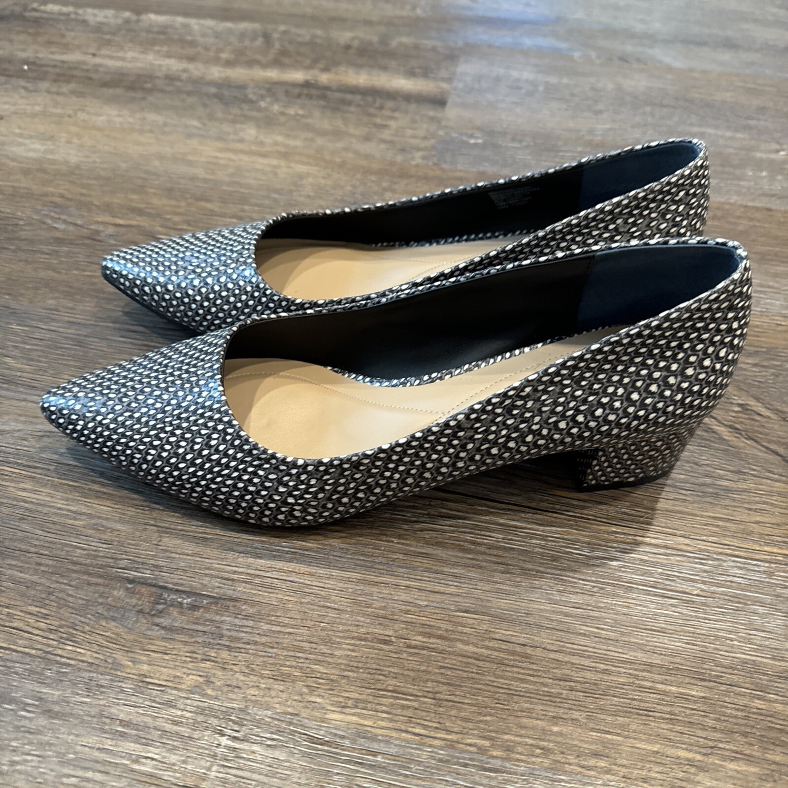 Alfani Step Flex  Bland And White Size 10 M