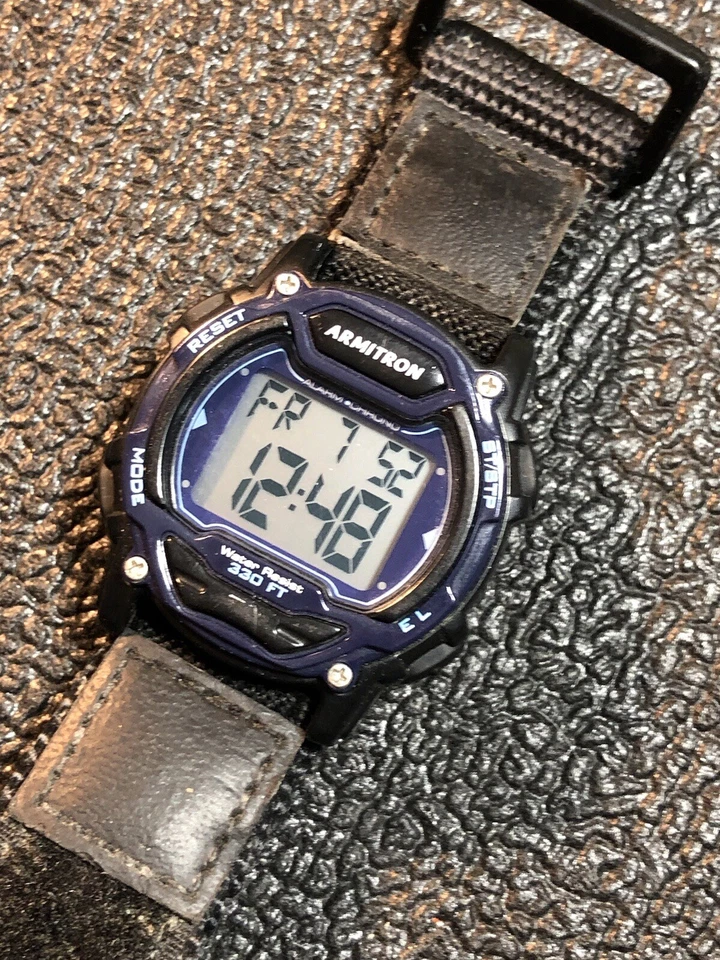 Reloj Digital ARMITRON De Colección 330FT Tono Negro y Azul (Funcionando) SIN PROBAR Foto 3 de 4