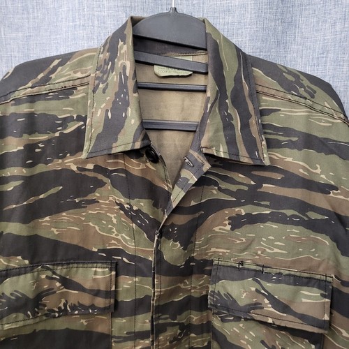 Chaqueta de Campo Rothco Tiger Rayas Camuflaje BDU Botón Para Hombre Pequeña Regular - Imagen 2 de 13