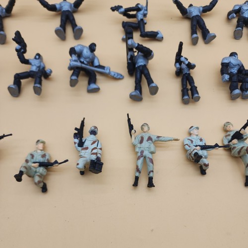 Vintage Trendmasters Cyber Troopers and little army people - Picture 6 of 7
