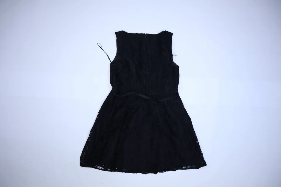 Vestido plisado sin mangas de encaje floral negro con cinturón LC Lauren Conrad para mujer 16 Foto 3 de 4