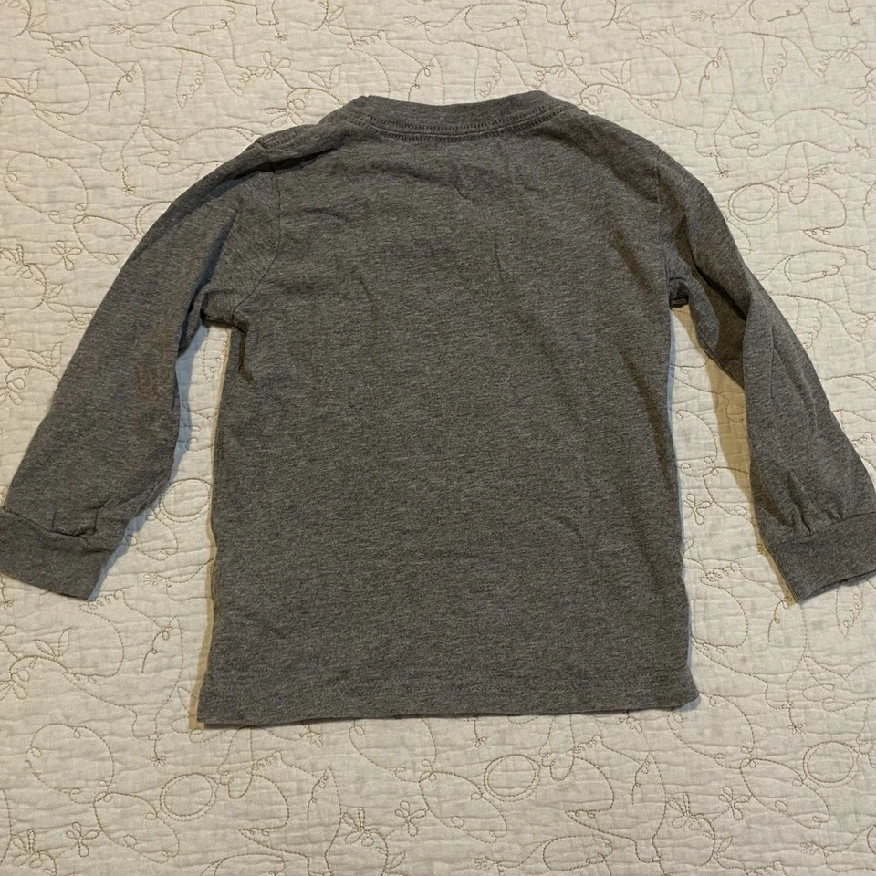 Camiseta Carter's Niño Pequeño Navidad/Vacaciones "Parte Elfo" Gráfico Manga Larga (2T) Foto 4 de 4