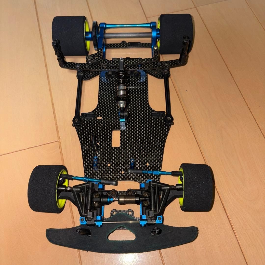 【中古】YOKOMO R12シャーシ予備パーツ多数あり Yokomo R12 1/12 RC Pan Car Chassis On Road Racing Kit w/ Spare