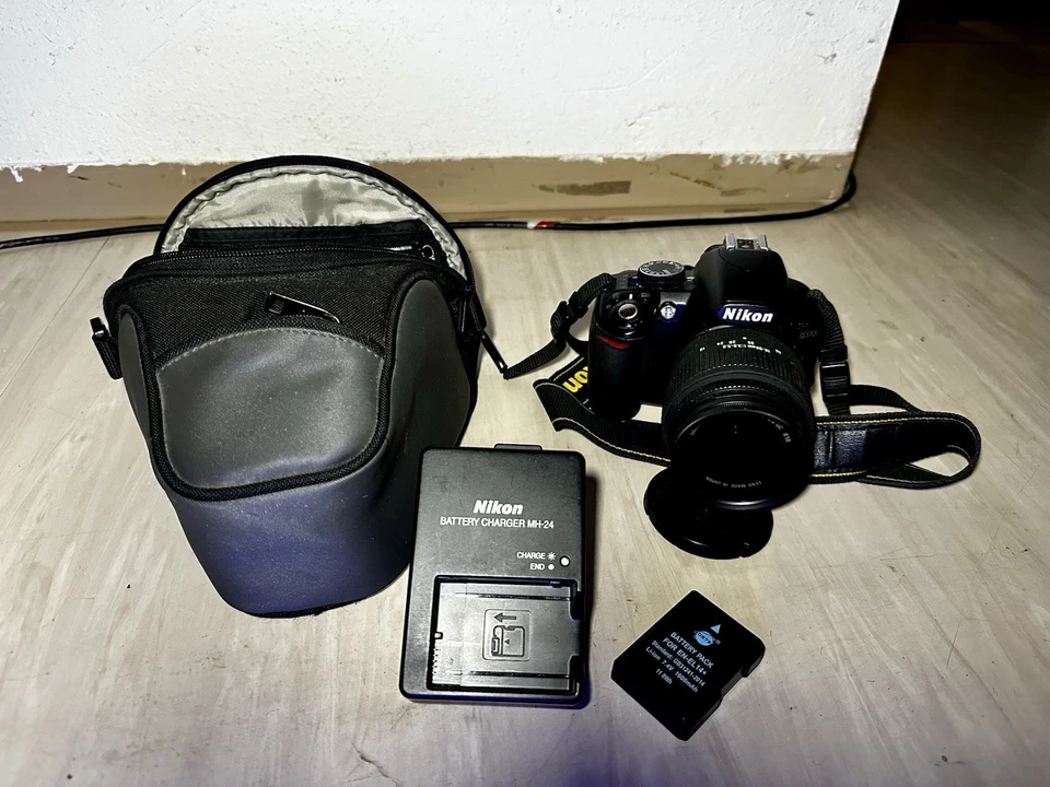 Nikon D3100 Digitalkamera Spiegelreflex mit Sigma DC 18-50mm Objektiv