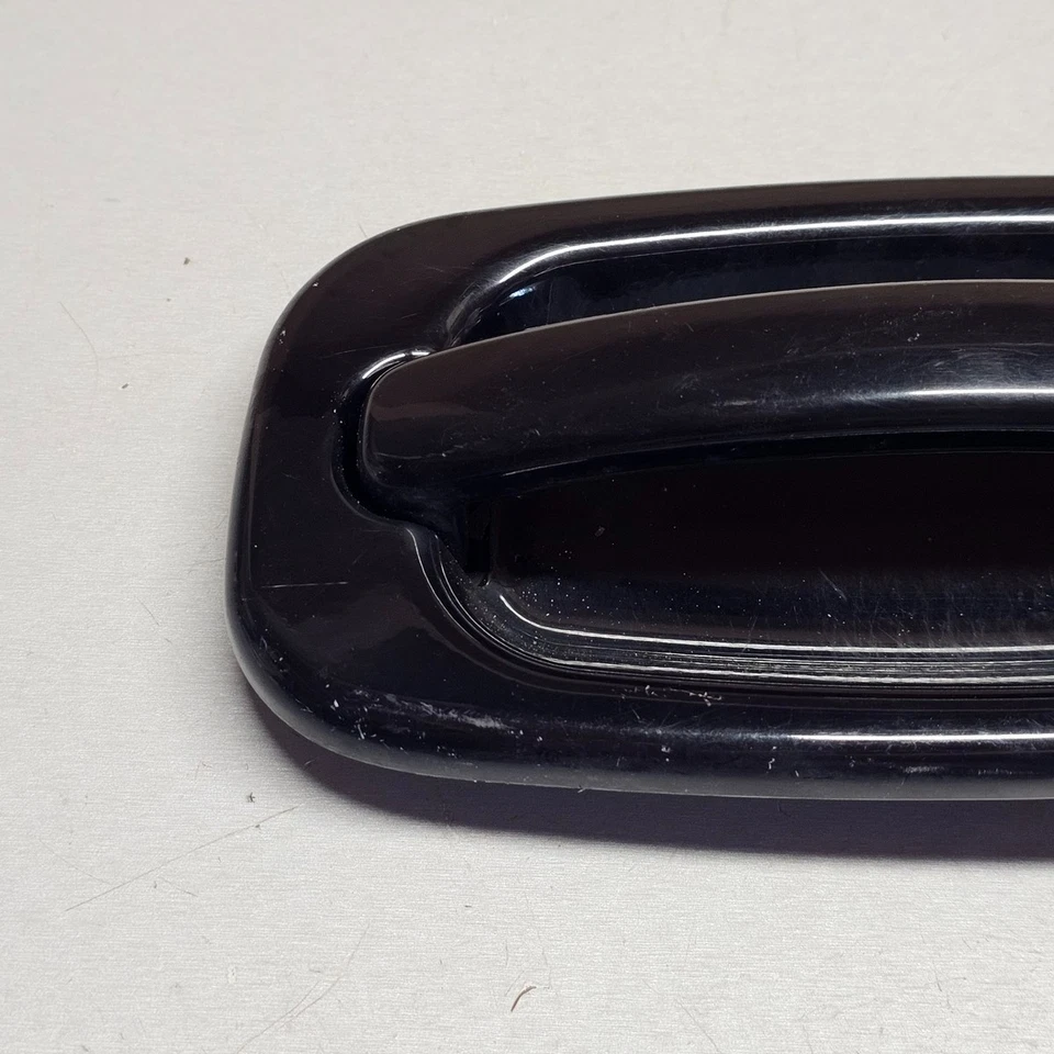 Задняя левая наружная дверная ручка 00-06 Chevrolet Suburban 1500 (черная) 15029899, - Изображение 2 из 4