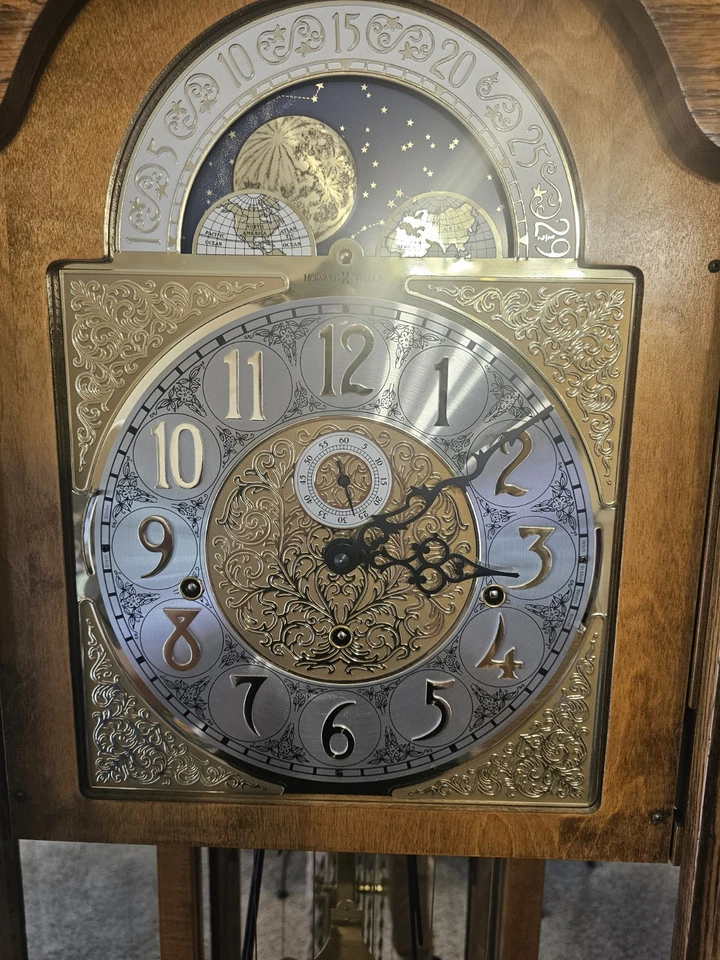 Reloj y gabinete de curiosidades Howard Miller Abuelo. Foto 2 de 4