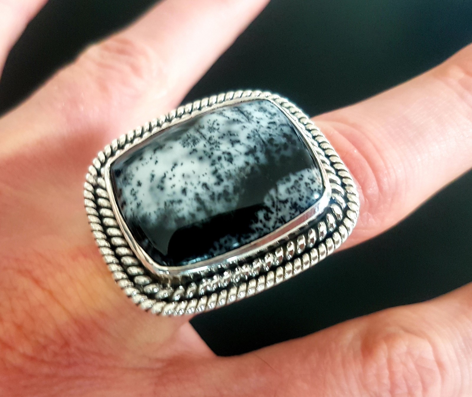 Bague Merlinite argent taille 59, un lien unique avec la poesie de la nature