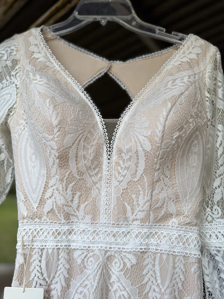 Vestido de novia boho de encaje Ayervici sin espalda cuello en V línea A abertura manga larga Foto 3 de 4