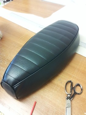 AJS Modena/Lexmoto Milano elastisch gerade Quilt Sitzbezug verschiedene Farben 