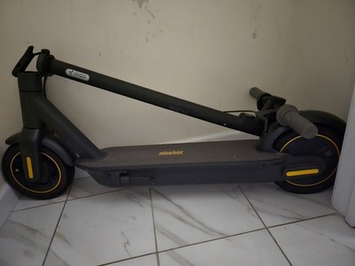 Segway Ninebot Max G30p Electric Scooter 18 mph Max Speed  READ DISC.