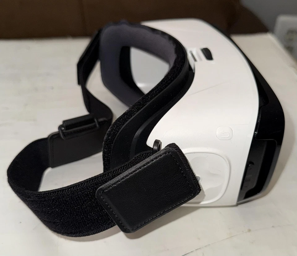 Auriculares Samsung Gear VR alimentados por Oculus correa ajustable de realidad virtual Foto 2 de 4