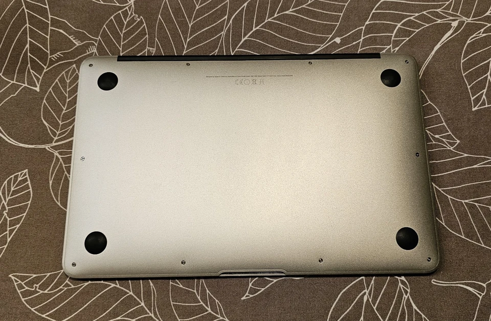 MacBook Air modell A1465   OS 14.3   8 Zücken. Guter Zustand - Bild 3 von 4