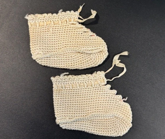 Botas de bebê vintage feitas à mão de crochê marfim com acabamento rosa - Imagem 2 de 3