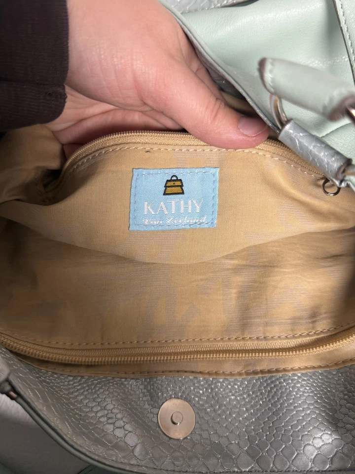 Bolso de hombro Kathy Van Zeeland con cinturón tachonado plateado como nuevo serpiente preparación Y2K Foto 3 de 4