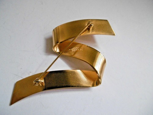 LOVELY VINTAGE MONET HIGH CARAT GOLD PLATED GOLD TONE BROOCH - Picture 2 of 3