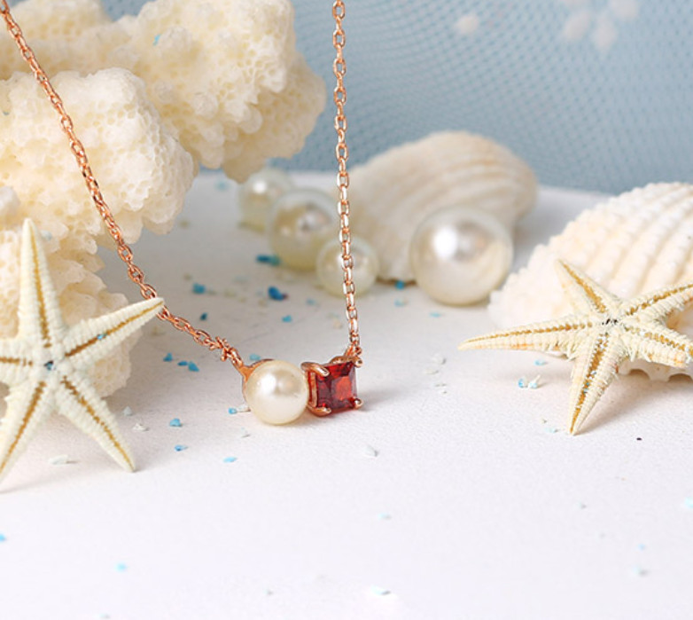 Collier doré femme perles et pierre rouge par Bijoux des Lys