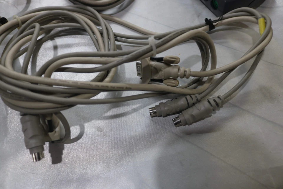 Linksys Pro Connect 4-Port Compact KVM Switch PS2KVM4 with Cables - Image 4 of 4