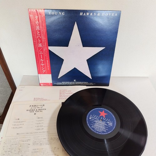 NEIL YOUNG / HAWKS & DOVES Vinyl Records Japan OBI P-10917R - Picture 2 of 8