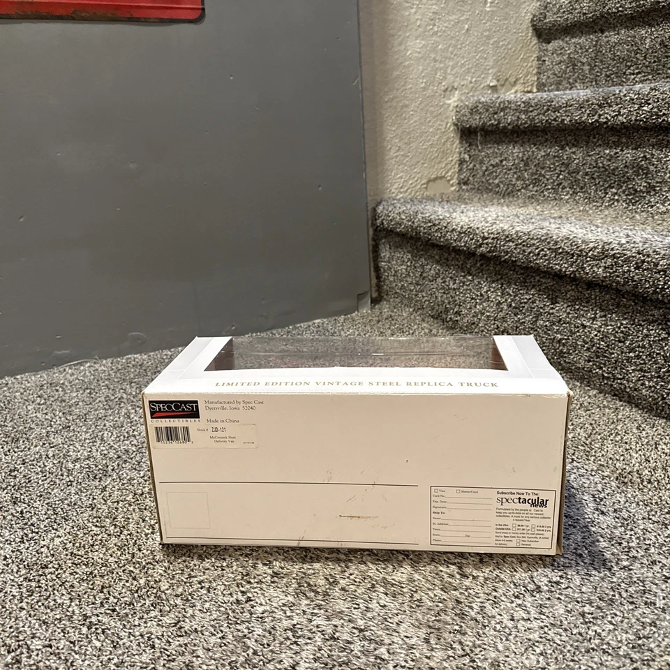 1/64 SpecCast Truck IH International Harvester  Delivery Truck  - Image 4 of 4