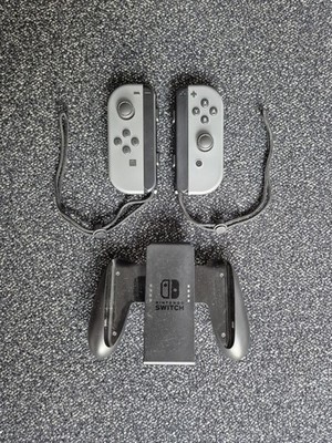 Nintendo Switch Joy-Con 2er-Set Grau mit Handschlaufe und Halterung