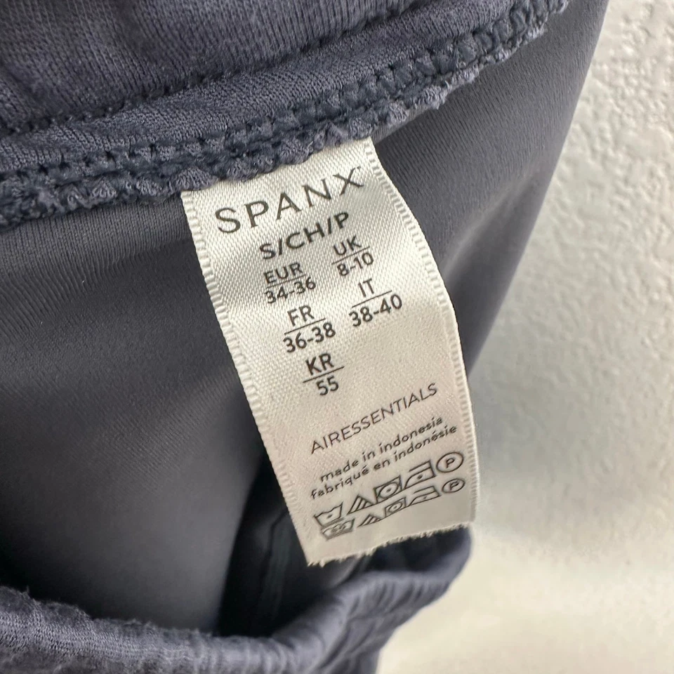 Pantalón corto de viaje deportivo SPANX AirEssentials para mujer en azul marino talla pequeña Foto 2 de 4