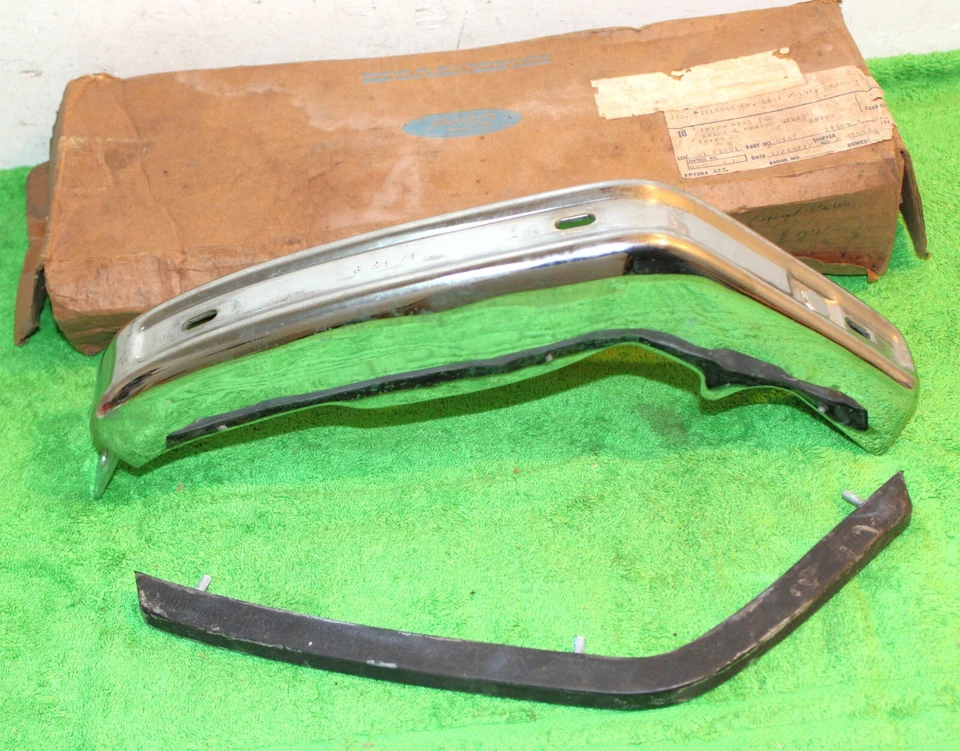 Ford Custom Galaxie 500 LTD 1971 Landau Brougham nuevo en stock protector de parachoques trasero con almohadilla Foto 3 de 4