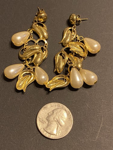 Vintage Gold-Toned Dangle Earrings With Faux Pearls - 第 4/4 張圖片