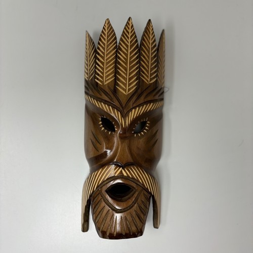 Holz geschnitzte Kunst Maske Wandbehang hellbraun hellbraun Federn glänzende Oberfläche