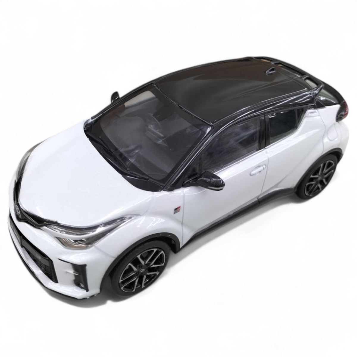 1/30 トヨタC-HR GRスポーツ  非売品 カラーサンプル ホワイトパール Amazon | 1/30 トヨタ 新型C-HR 2019 最新型 後期 GRスポーツ