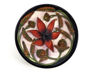 MOORCROFT TRINKET PLATE WITH RED EXOTIC FLOWER / ORIGINAL BOX REF 299/4