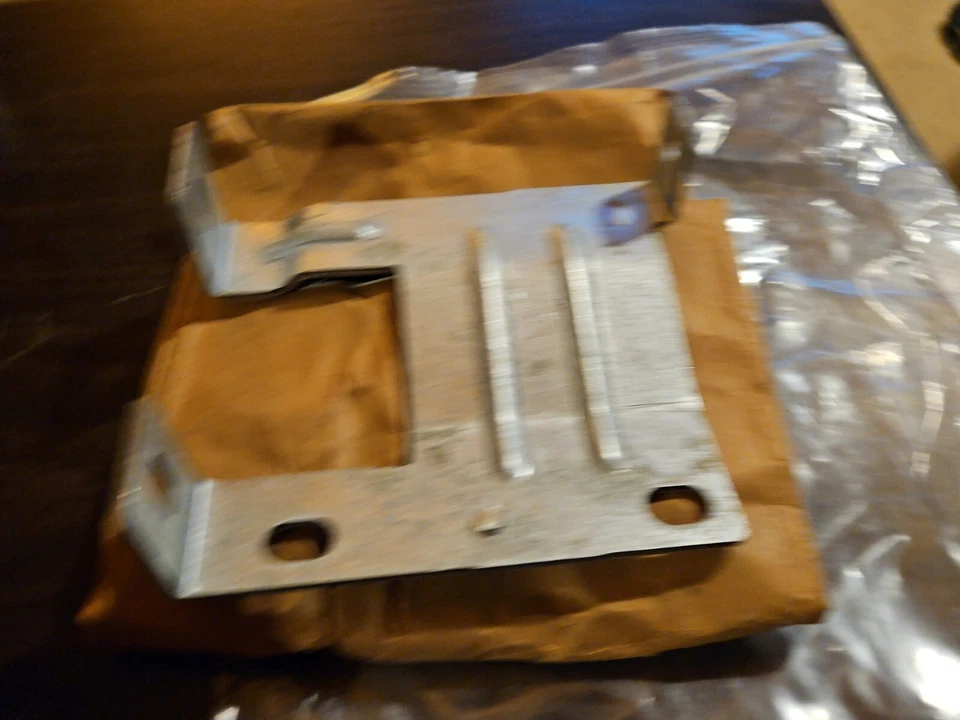 Panel de montaje de lámpara de faro derecho NOS GM 25661812 para Pontiac Bonneville 97-98  Foto 4 de 4