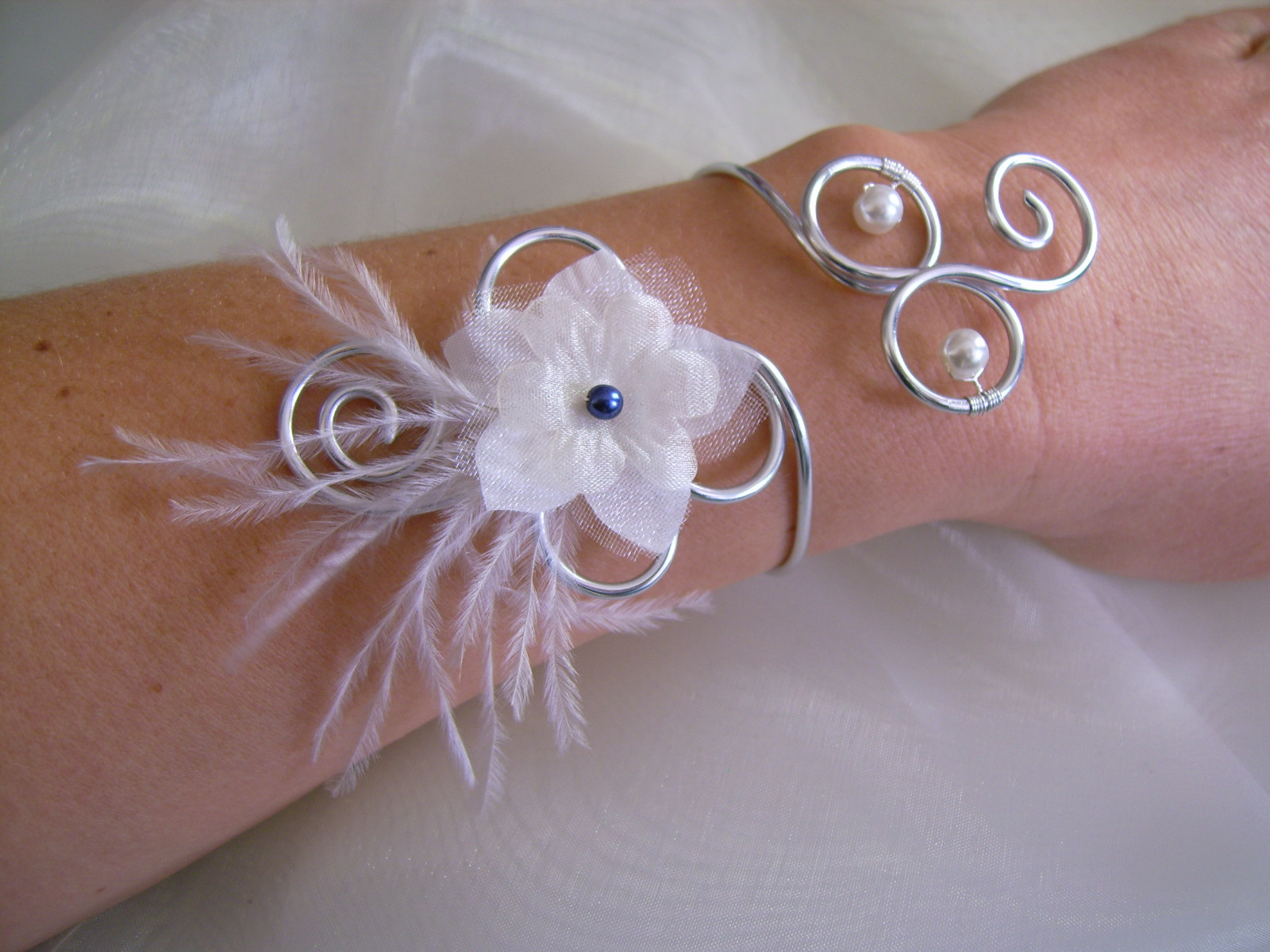 Bracelet fleur robe mariée beige clair bleu marine pour cortège mariage et cérémonie chic