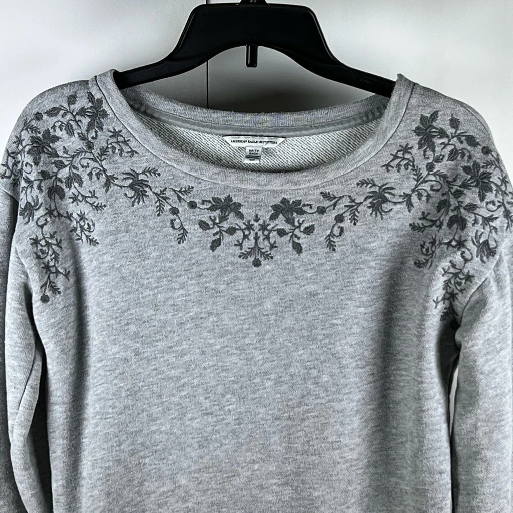 American Eagle Outfitters Womens Pullover Sweatshirt Gray Floral Embroidered XS