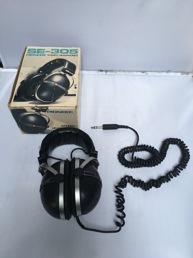 A pair of Pioneer SE-305 music headphones in original box Model