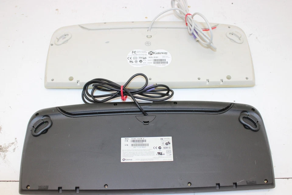 Lot of 2 Gateway Wired PS/2 Keyboards - RT3602 (Black) & SK-9921 (Beige) - Image 4 of 4