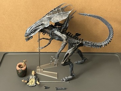 NECA Aliens Queen Deluxe Figure With Bishop Queen Attacks Facehugger Egg Lot